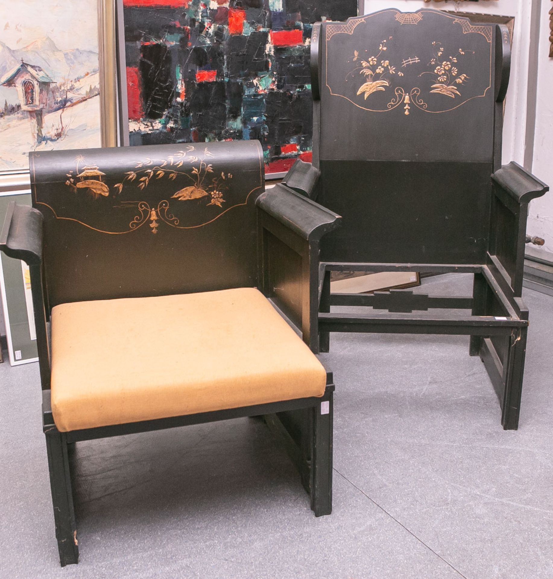 2 Stühle (China, Alter unbekannt), schwarz bemalt, m. farbigem u. goldenen Blumendekor, 1x 116 x
