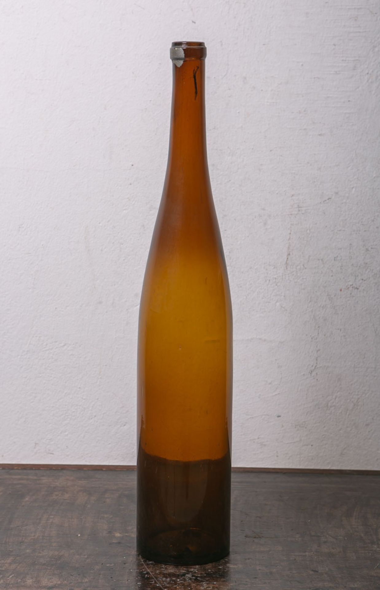 Historische Weinflasche (wohl 18./19. Jh.), hellbraunes Glas mundgeblasen, flacher Boden, H. ca.