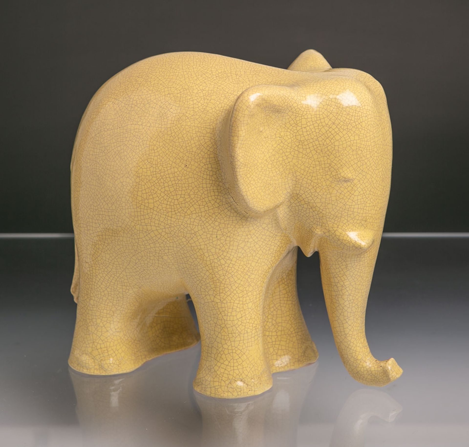 Figur eines Elefanten (in der Art der Karlsruher Majolika), gelbe krakelierte Oberfläche, H. ca.