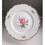 2 Teller (Meissen, blaue Unterbodenmarke), Dekor "Rote Rose", davon 1x gr. Teller m. Goldrand, Dm.