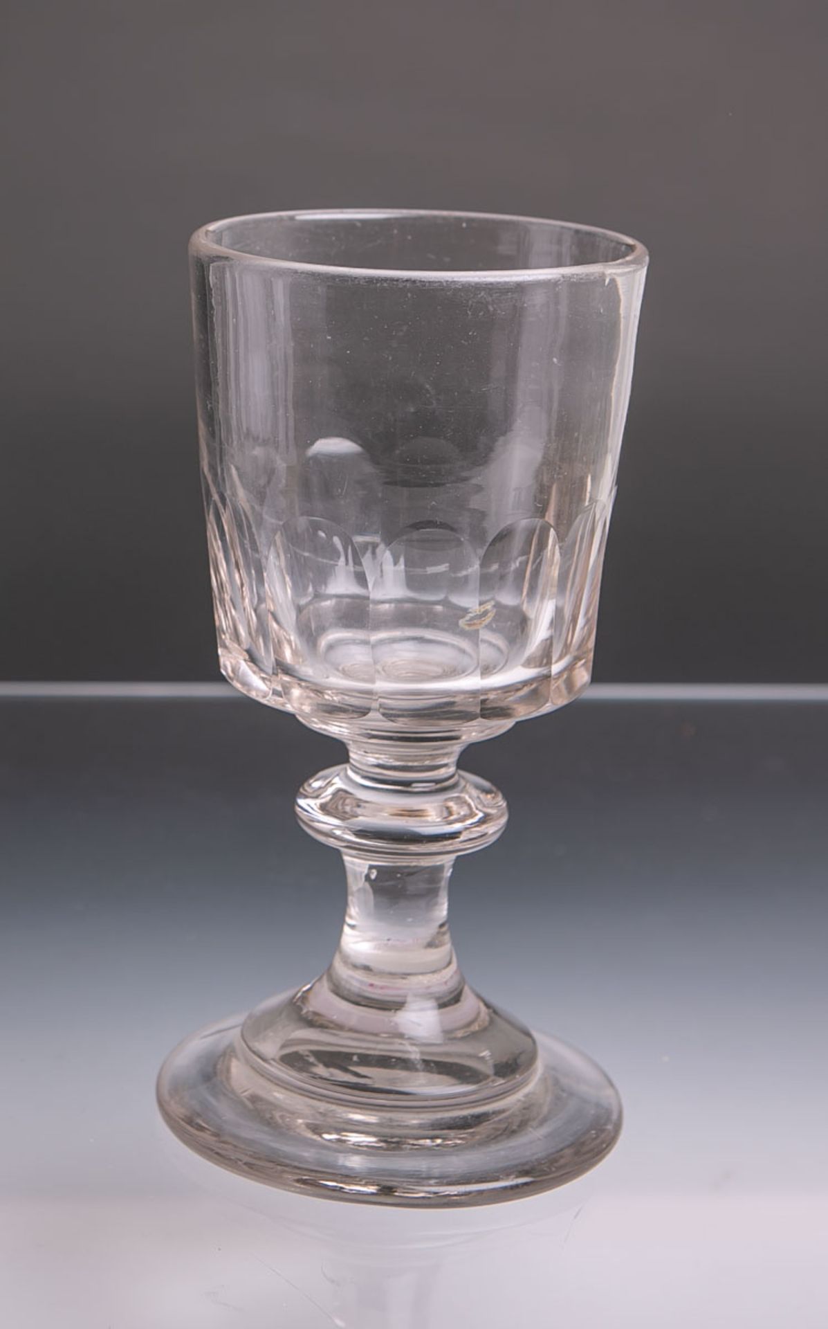 Pokalglas (wohl 18. Jh.), klares Glas mundgeblasen, Kuppa m. massiven Boden u. der Balusterschaft,
