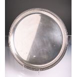 Rundes flaches Tablett 800 Silber, am Rand m. Reliefdekor, gestempelt: Feingehalt / wohl