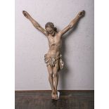 Holzfigur des gekreuzigten Jesu (wohl 19. Jh.), 3-Nagel-Typus, farbig gefasst, H. ca. 56 cm. An