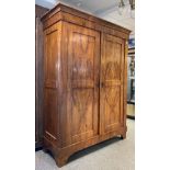 Biedermeier-Dielenschrank (Anfang des 19. Jhs.), Nuß u. Nußmaser furniert, 2-türig je m. 2x