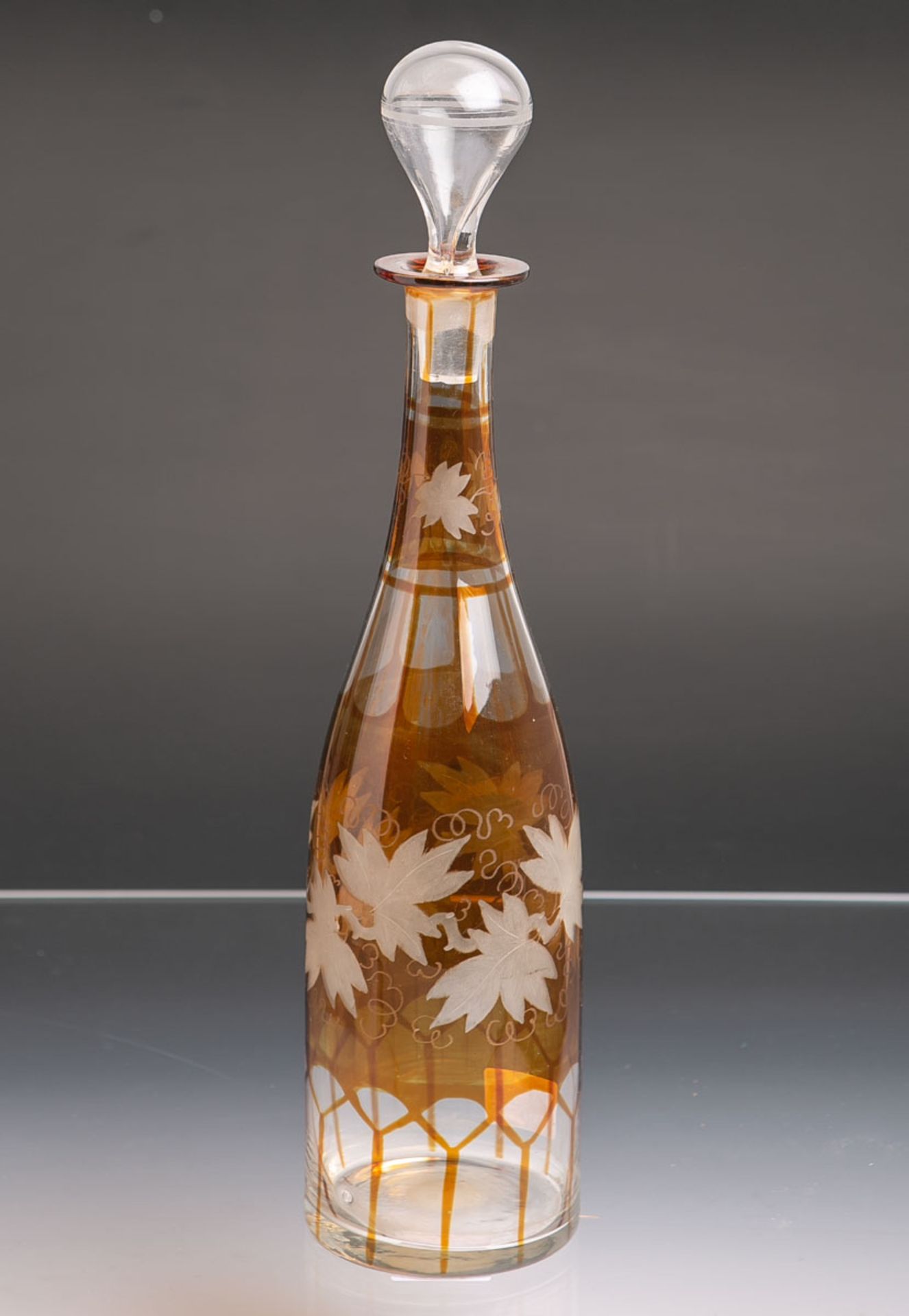Elegantes Glasflakon (wohl 1. Hälfte des 19. Jhs.), klares Glas mundgeblasen, teils m. Goldfarben