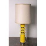 Stehlampe m. gelbem Keramikfuß (wohl 1970er Jahre), zylinderförmigr Lampenschirm aus beigem Stoff,