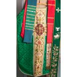 Konvolut von liturgischer Kleidung (Alter u. Herkunft unbekannt), bestehend aus: 1x Messgewand u. 4x