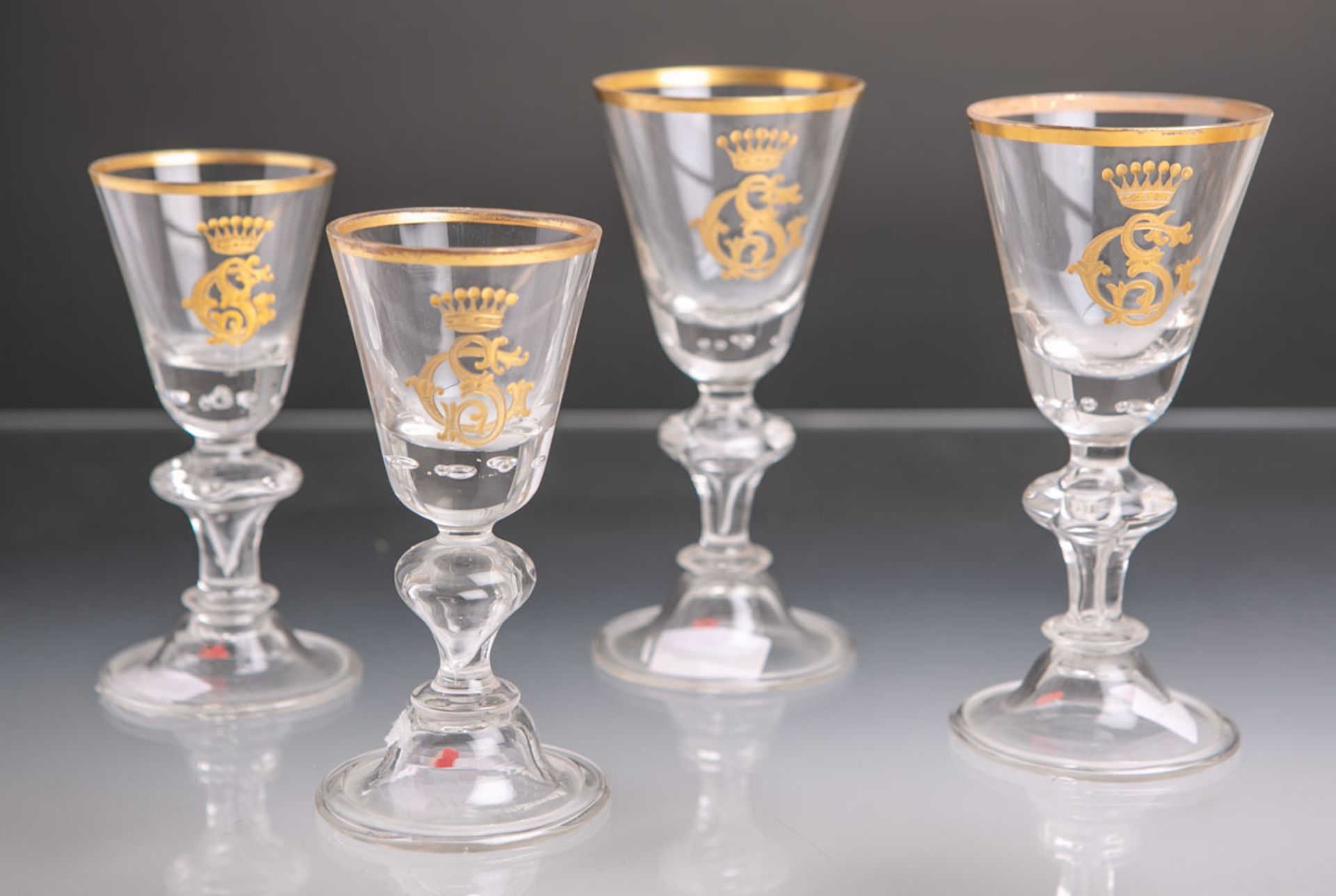 4 Trinkgläser (wohl 18./ 19. Jh.), klares Glas, hoher, hohler, glockenförmiger Fuß, balusterförmiger