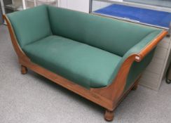 Biedermeiersofa in eleganter Gondelform (1. Hälfte 19. Jahrhundert), Kirschbaumholz, geschweifte