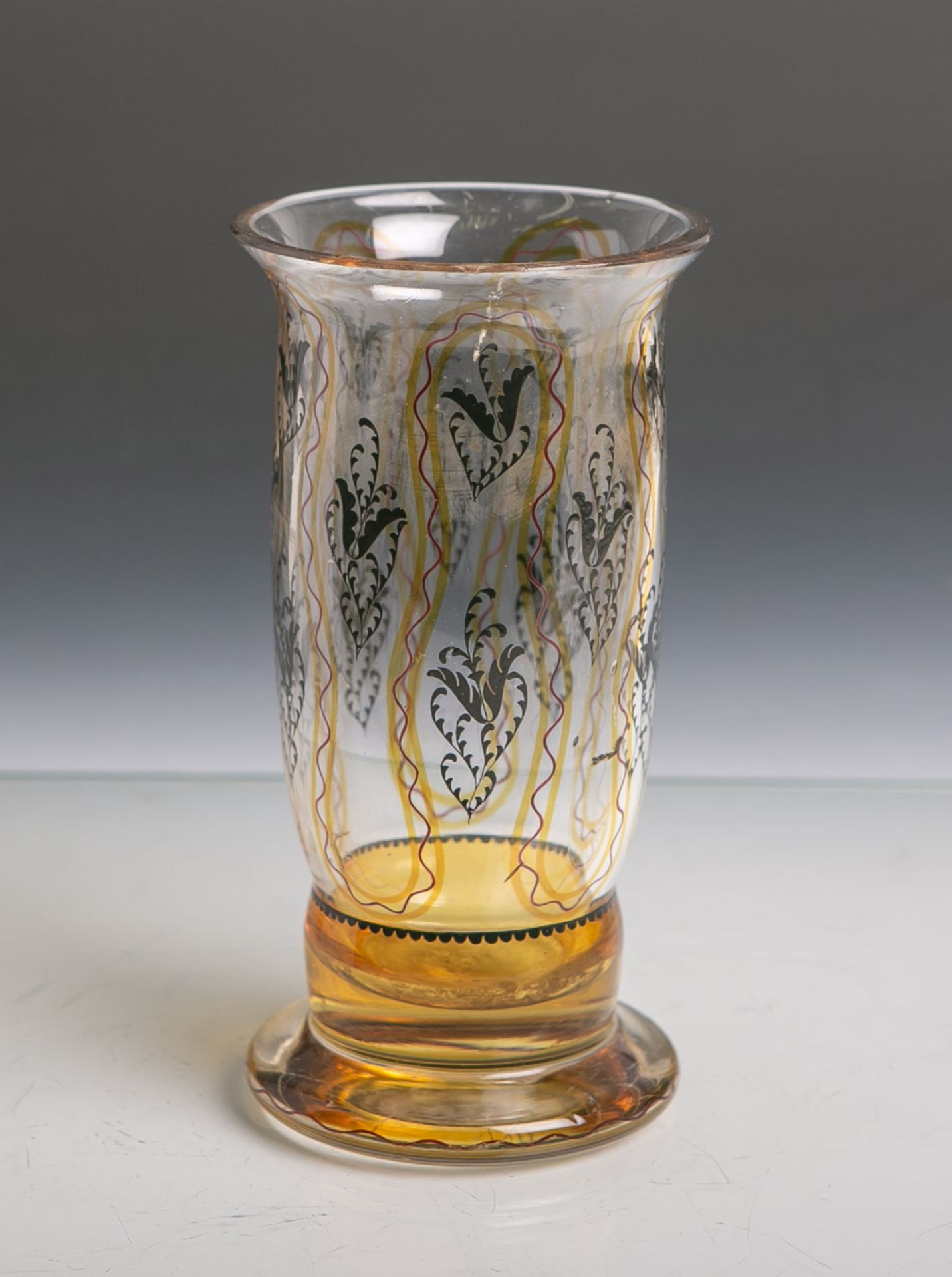 Blumenvase (wohl Steinschönau), klares Glas teils gelb überfangen, farbige Bemalung, Blumendekor,