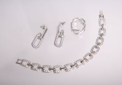 4-teiliges Swarovski-Konvolut, bestehend aus: 1 Ring, 1 Paar Ohrringen u. 1 Gliederarmband,