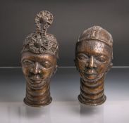 Paar Köpfe aus Bronze (Afrika, wohl 19. Jh.), davon 1x weiblicher Kopf m. Kopfbedeckung (wohl
