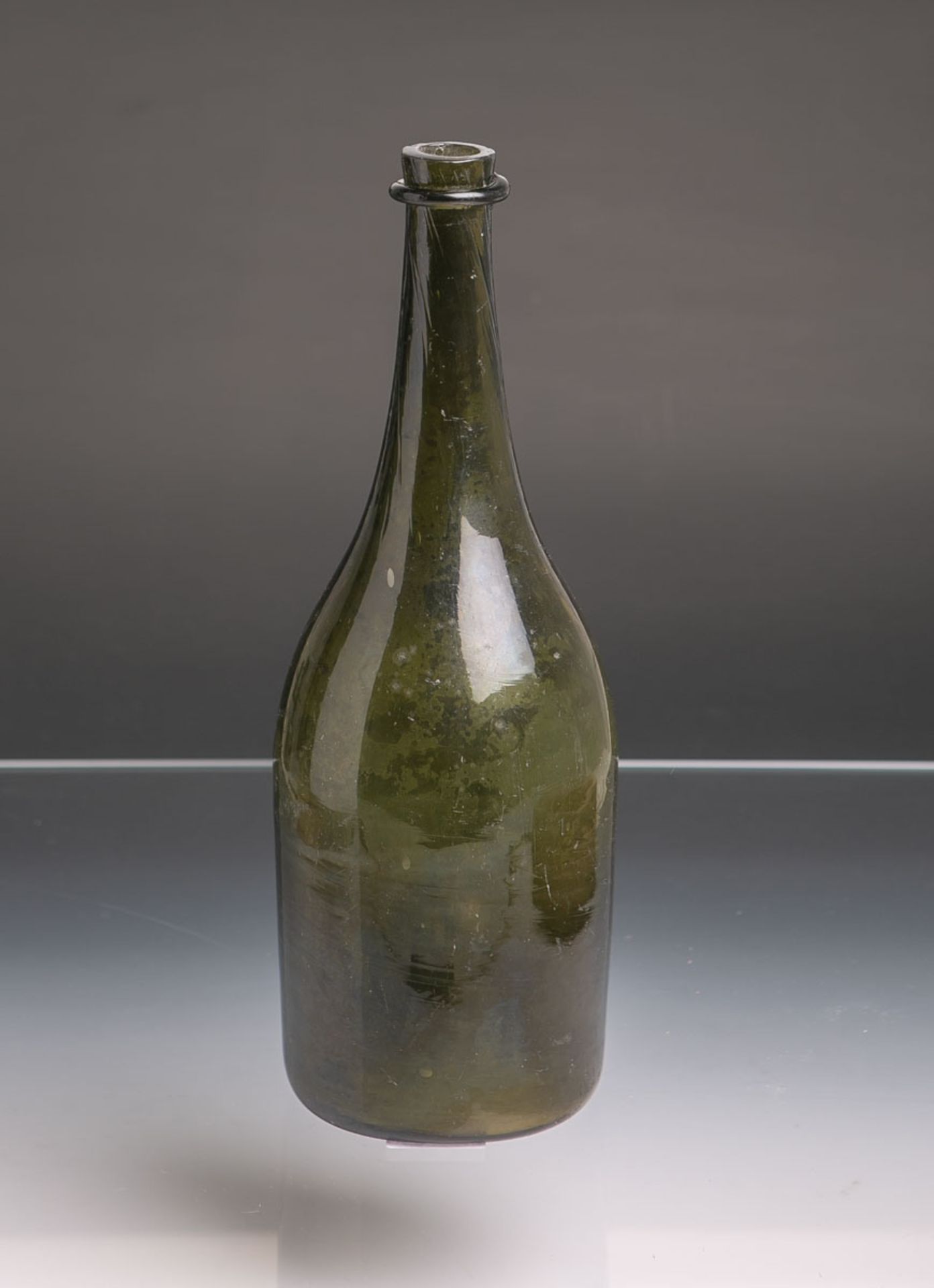 Historische Weinflasche (wohl 18./19. Jh.), olivgrünes Glas mundgeblasen, hochgestochener Boden,