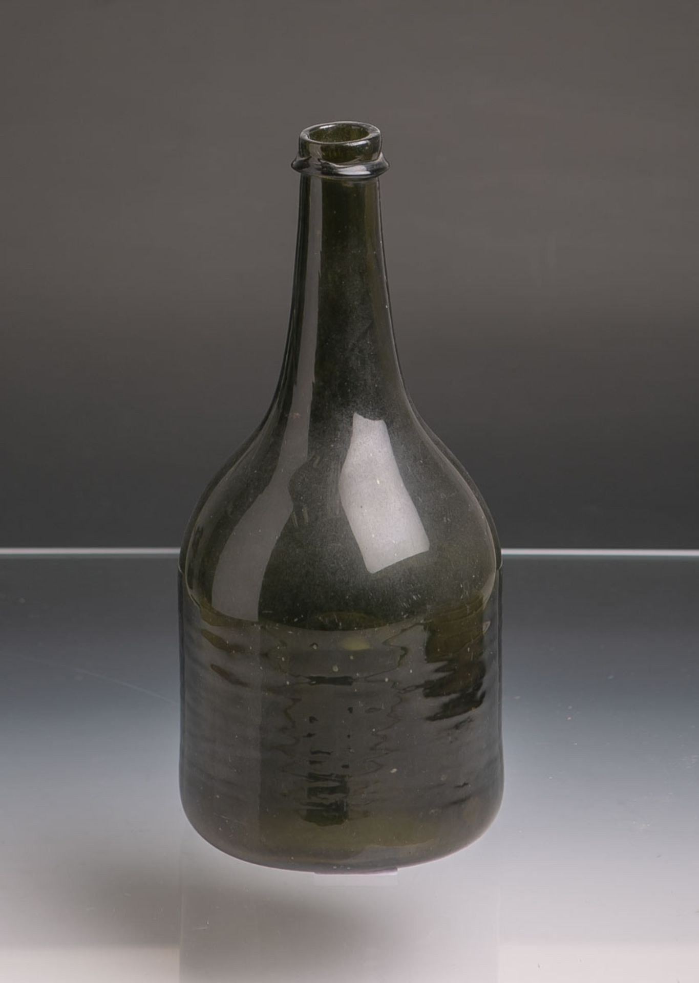 Historische Weinflasche (wohl um 1740), olivgrünes Glas mundgeblasen, hochgestochener Boden,
