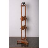 Alter Spulenhalter aus Holz (wohl 19./ 20. Jh.), H. ca. 100 cm. Gebrauchszustand.