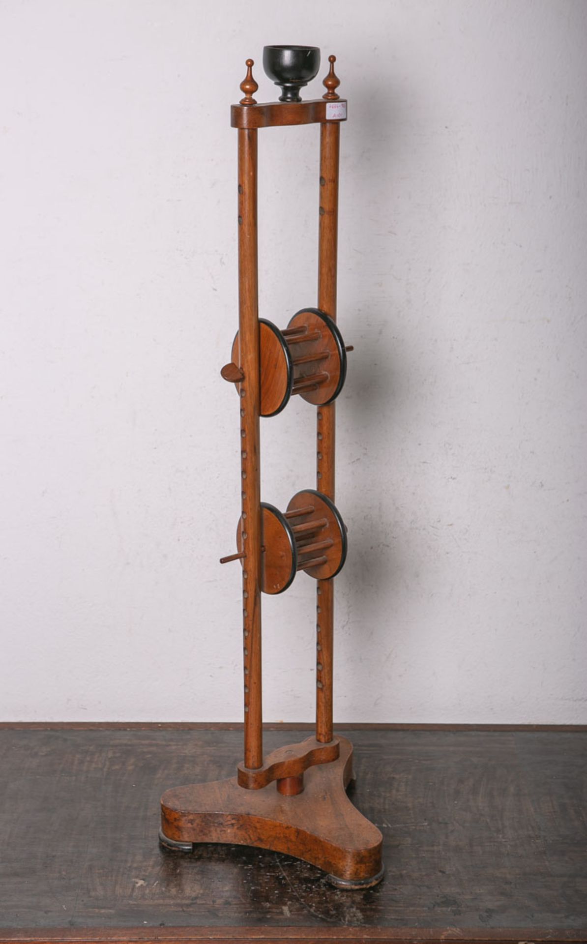 Alter Spulenhalter aus Holz (wohl 19./ 20. Jh.), H. ca. 100 cm. Gebrauchszustand.