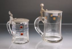 2 Glasbierhumpen (wohl 1920er Jahre), m. Art-déco-Verzierung, Zinndeckel, 1x H. ca. 17,5 cm u. 1x H.