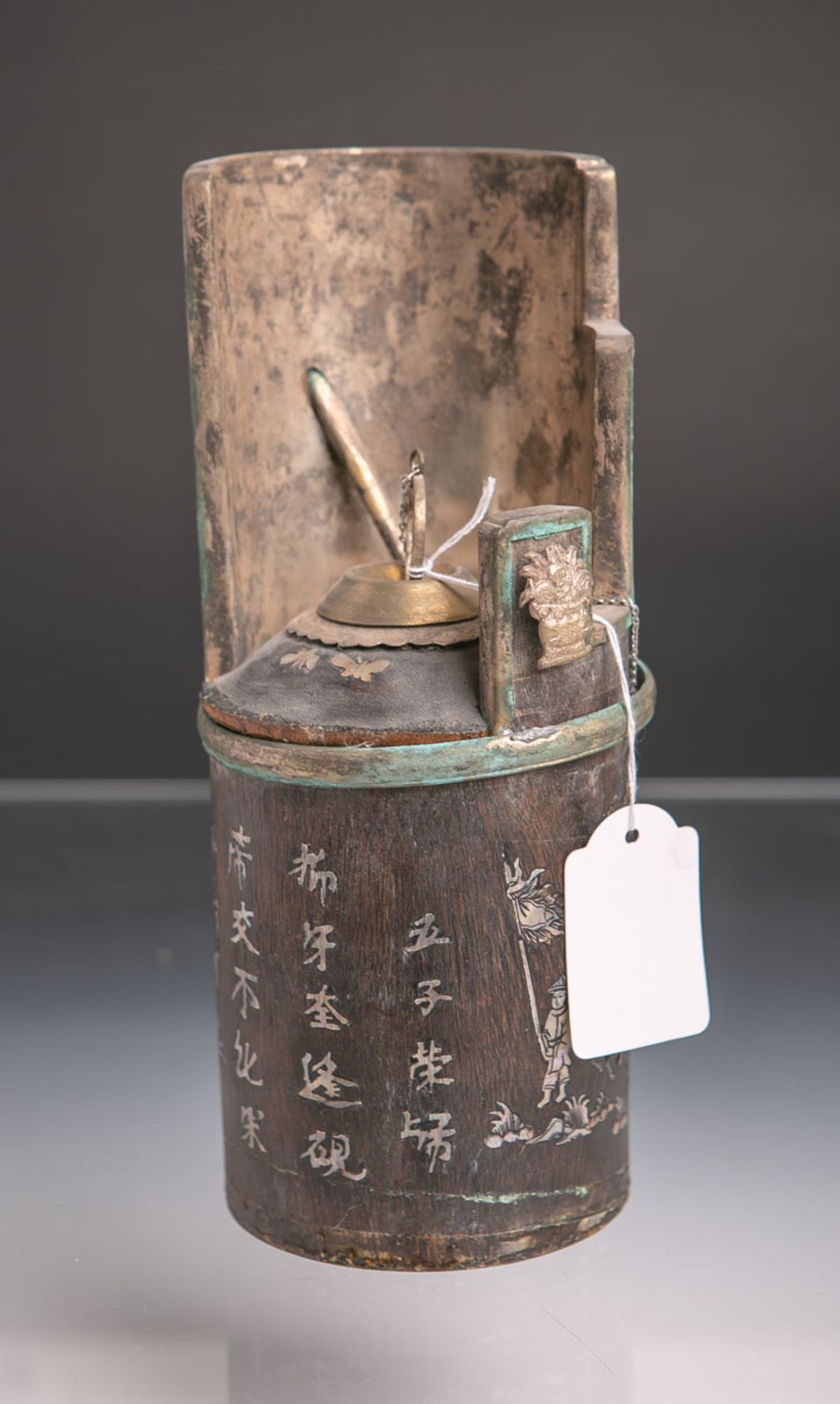 Opiumpfeife (China, 1. Hälfte des 20. Jhs.), zylindrischer Holzkorpus m. Einlegearbeit aus Perlmutt,