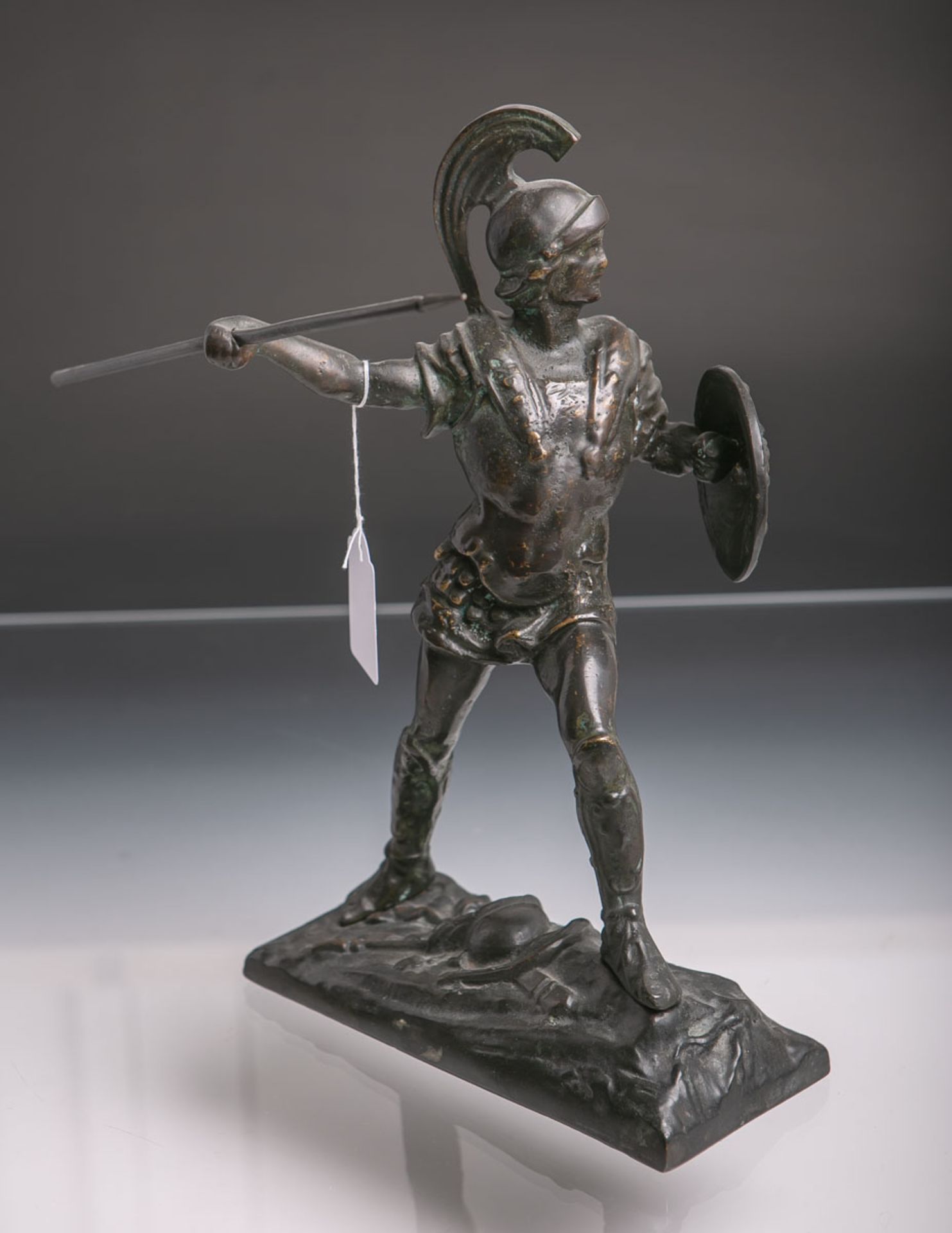 Bronzefigur eines Kriegers m. Schild u. Speer, auf einer stilisierten rechteckigen Plinthe