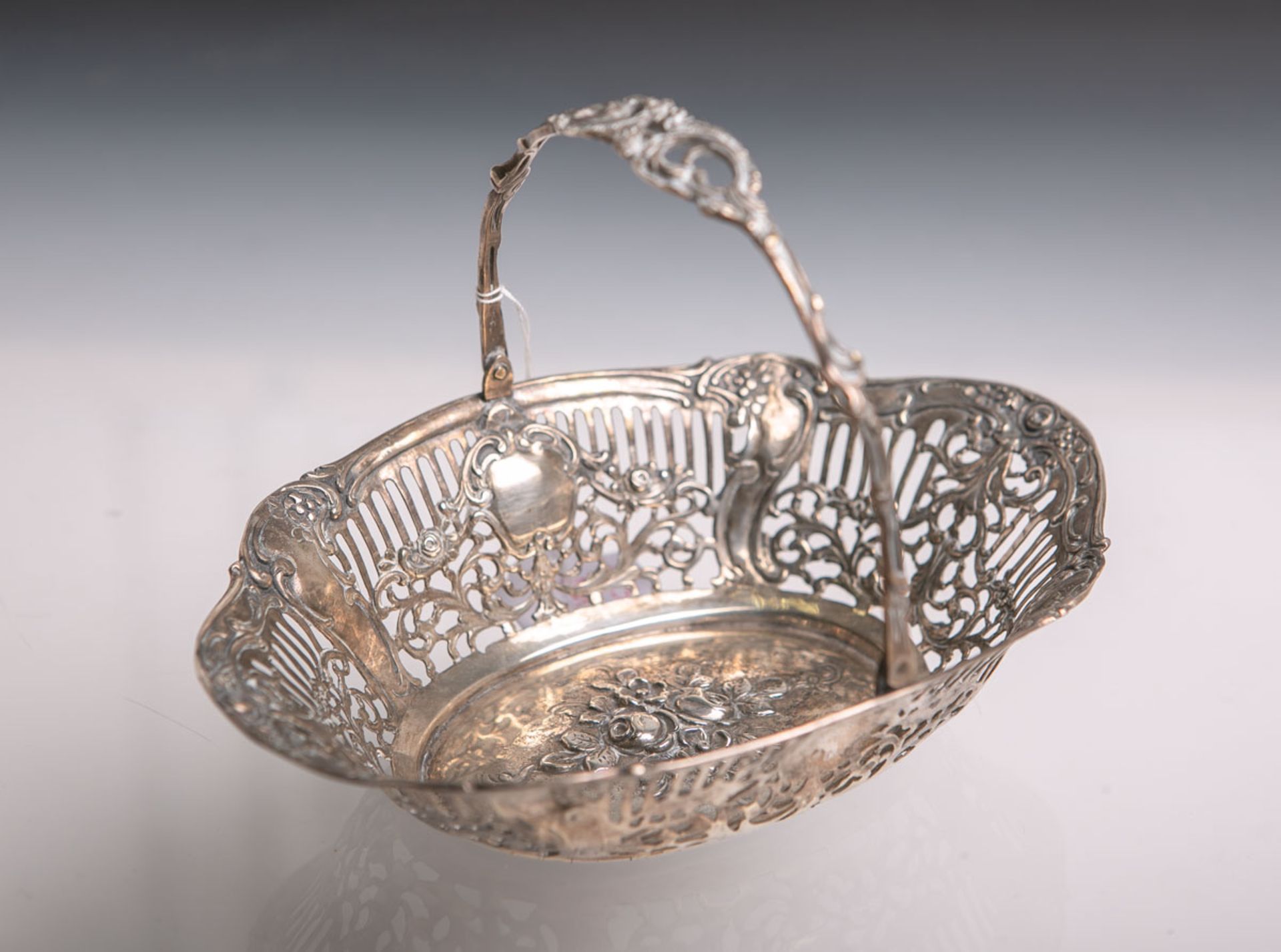 Ovales Henkelkörbchen 800 Silber, filigran durchbrochen gearbeitet, im Spiegel ein Blumen- u.