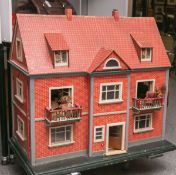 Gr. Puppenhaus in Form einer Villa m. Zubehör, klappbare Türen, Fenster, Dachlücke etc., beleuchtet,