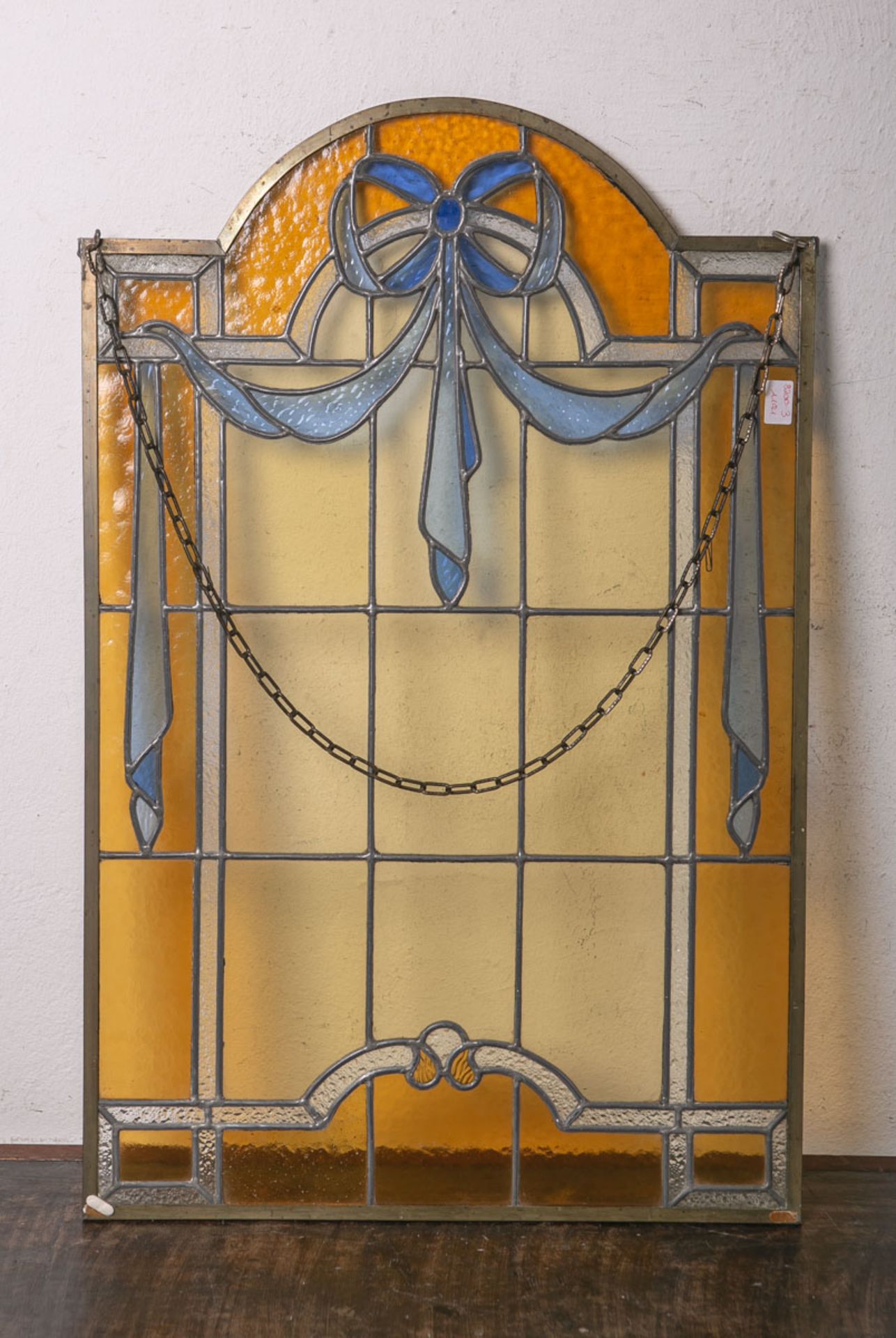 Alte Bleiverglasung (wohl um 1900), ehemals Teil einer Türverglasung, farbige Glasflächen in Form