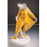 Figurine "Pierrot" (Goebel, 1935 - 1949), polychrom gefasst u. goldstaffiert, H. ca. 27 cm. Am