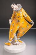 Figurine "Pierrot" (Goebel, 1935 - 1949), polychrom gefasst u. goldstaffiert, H. ca. 27 cm. Am