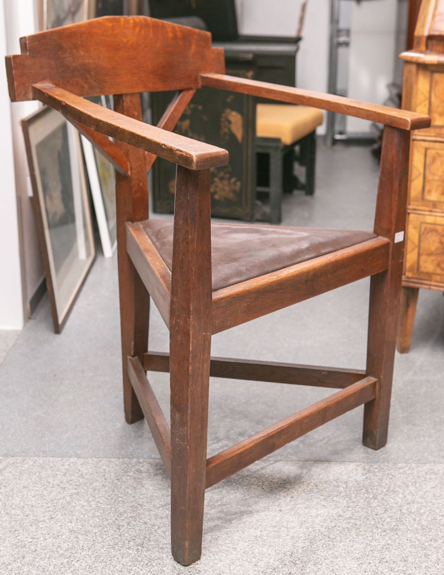 Alter Stuhl (wohl Hessen), Eichenholz, Dreieckform, ca. 86 x 61 x 52 cm, Sitzhöhe ca. 45,5 cm.