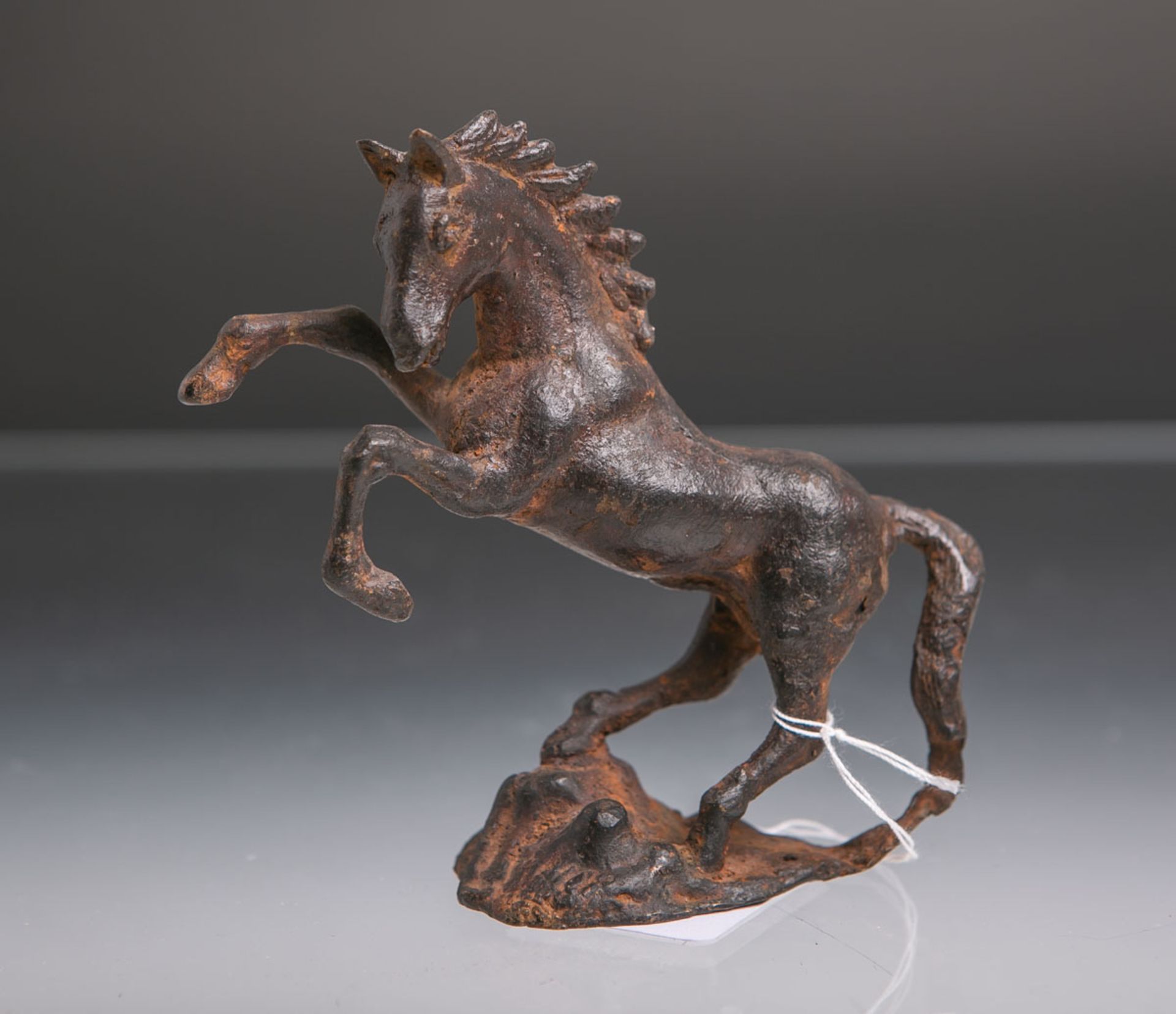 Figur eines steigenden Pferdes, Metall, ca. 11 x 4 x 11. Rostspuren.