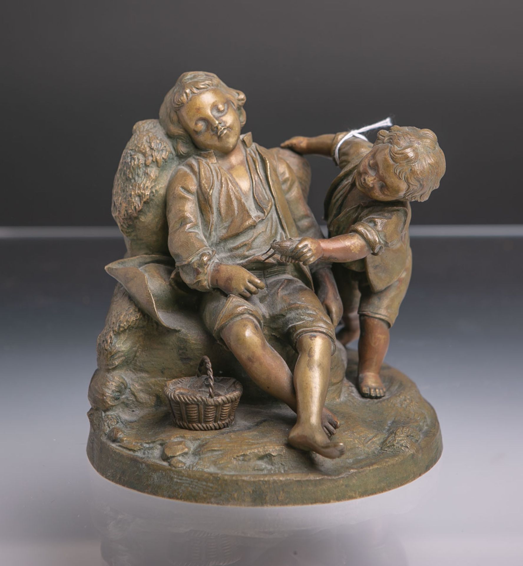 Unbekannter Künstler (wohl 20. Jh.), Bronze, Darstellung zweier Knaben, der Eine sitzend in