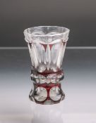 Becherglas, klares Glas teils rot überfangen, versch. Schlieftechniken, H. ca. 14 cm.