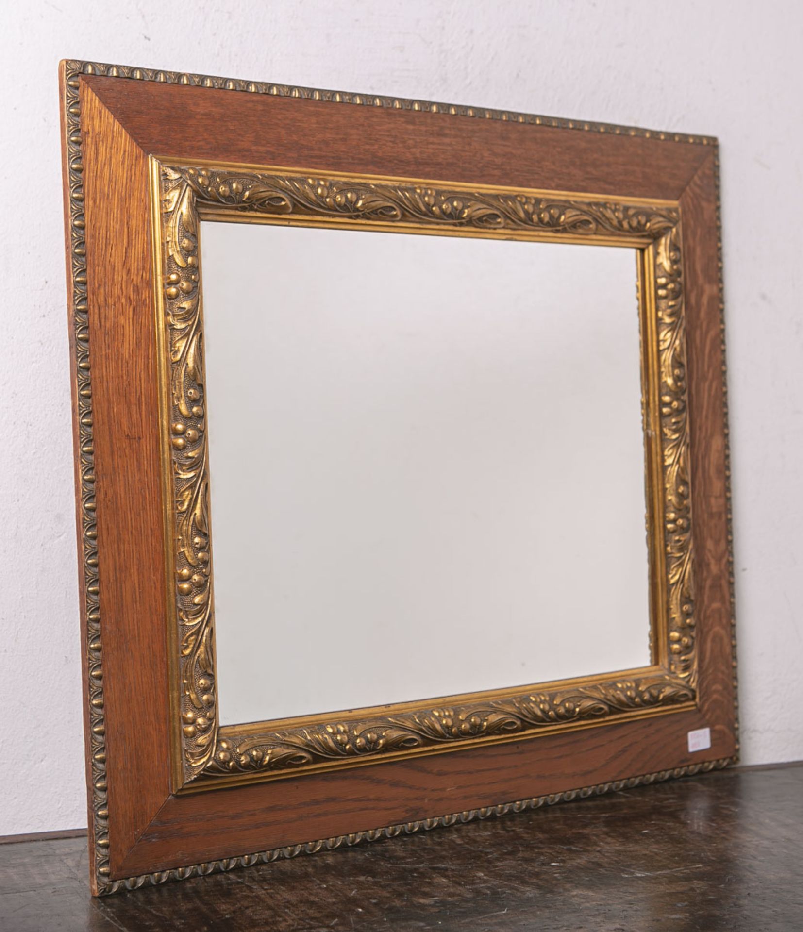Spiegel (20. Jh.), Holzrahmung aus Eiche m. Goldstaffage, ca. 46 x 55 cm.