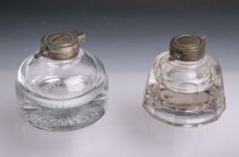 Paar Tintenfässer (20. Jh.), klares Glas, Deckel u. Halsmontage aus Metall, H. ca. 8,5 u. 10,5 cm.