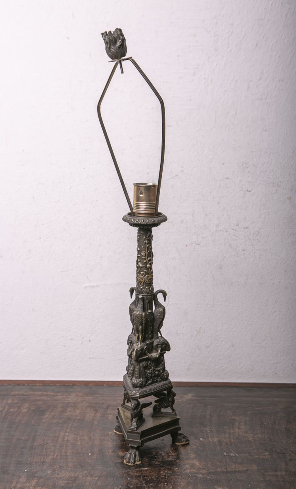 Lampenfuß (Jugendstil, um 1900), Bronze patiniert, 1-flammig, stilisierte Säule m. figürlichen