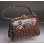 Elegante Damenhandtasche aus feinem Krokodilleder (wohl 1940/50er Jahre), ca. 20 x 27 cm. Altersgem.