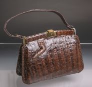 Elegante Damenhandtasche aus feinem Krokodilleder (wohl 1940/50er Jahre), ca. 20 x 27 cm. Altersgem.