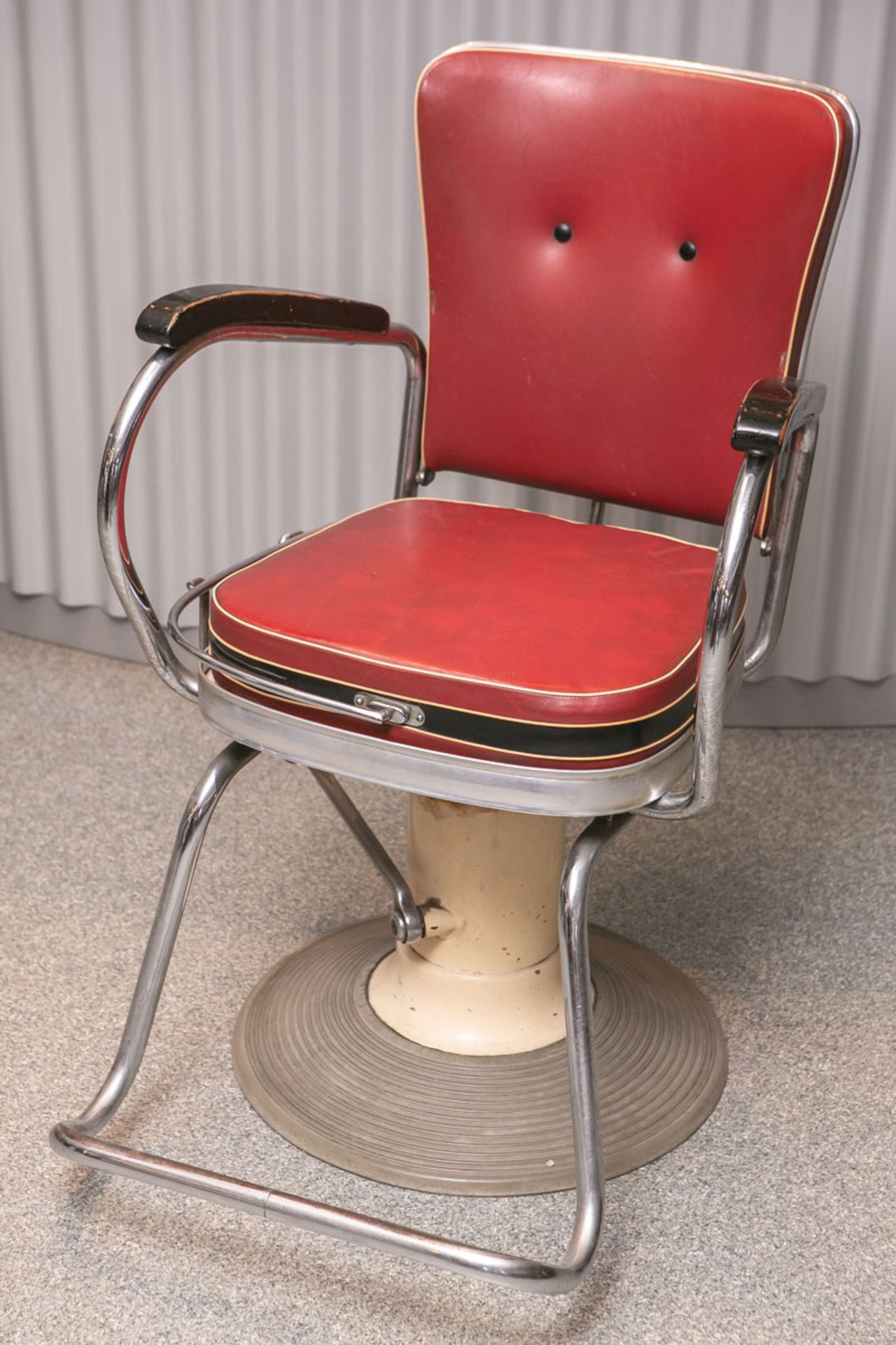 Friseurstuhl (1950/60er Jahre), Rückenlehne u. Sitz aus rotem Kunstleder, Sitz drehbar, Armlehnen