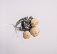 Damenring aus Silber (1920/30er Jahre), besetzt m. 3 aus Elfenbein geschnitzten Rosen
