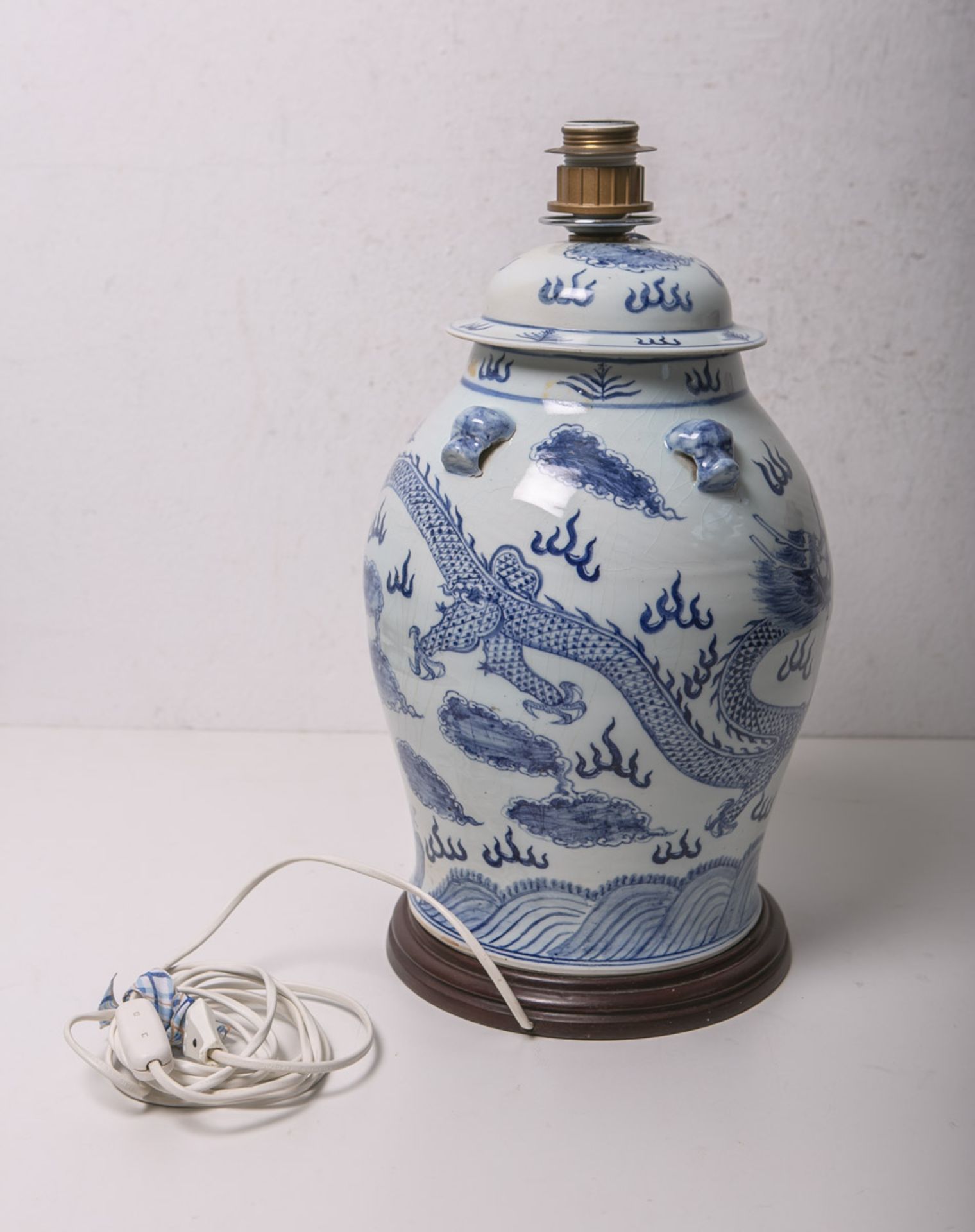 Zur Lampe umgebaute Vase (China, wohl