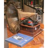 Altes Grammophon (wohl um 1900),