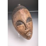Weibliche Maske (Afrika,