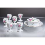 Konvolut von 7 Porzellanteilen (Meissen), Dekor "Rote Rose" m. Goldrand