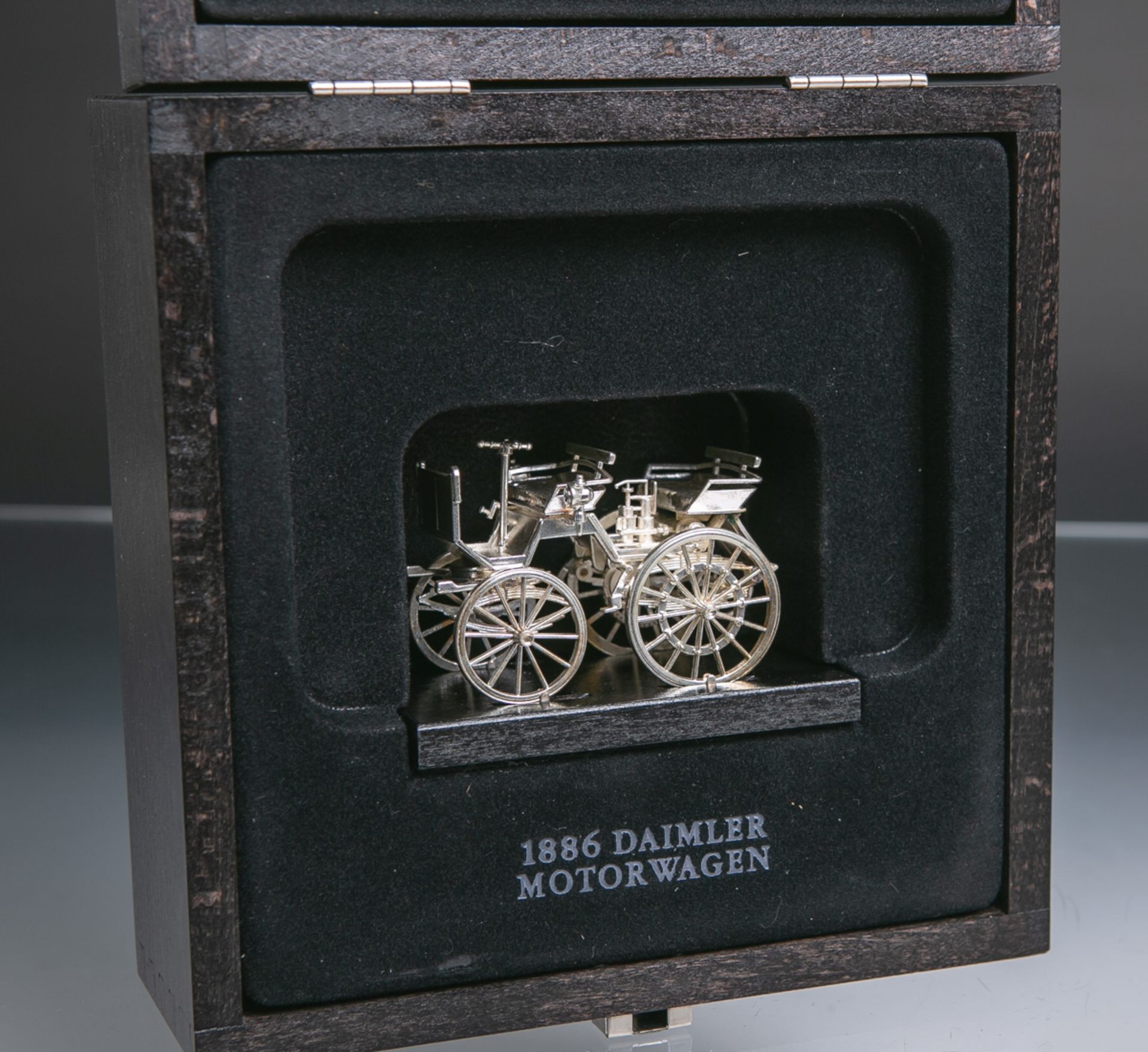 Miniatur-Model des 1886 Daimler Benz Motorwagen 925 Silber (Reu)