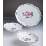 Konvolut von 3 Porzellanteilen (Meissen), Dekor "Rote Rose" m. Goldrand