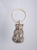 Beißring / Rassel aus Silber in Form eines Bären (wohl 1920er Jahre)