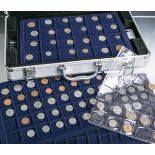 Kl. moderner Koffer m. 5 Einlegemöglichkeiten für Münzen m. Inhalt