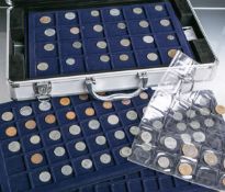 Kl. moderner Koffer m. 5 Einlegemöglichkeiten für Münzen m. Inhalt