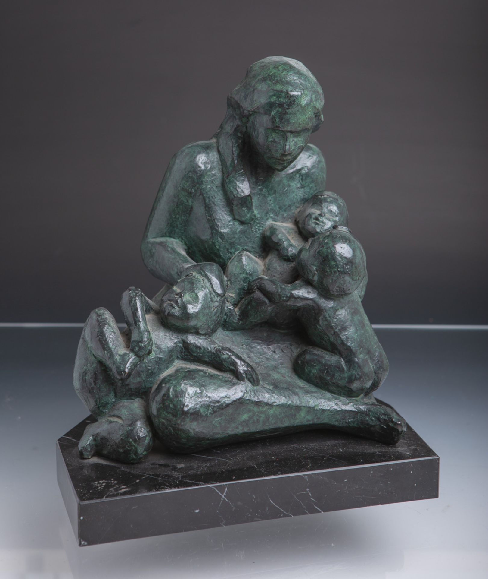 Unbekannter Künstler (20. Jh.), Bronzefigur, Mutter mit drei Kinder