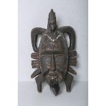 Holzmaske (wohl Afrika), auf dem Kopf ein Faultier sitzend